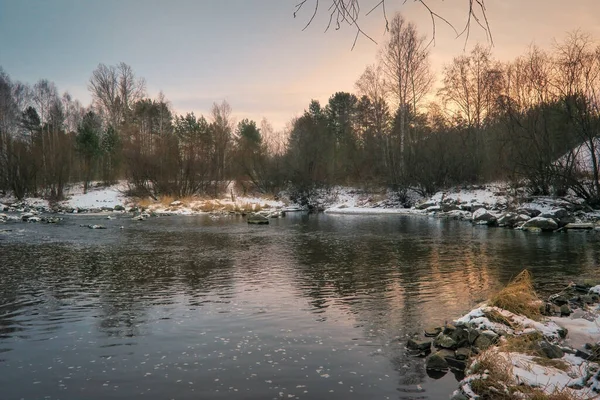 Goedenavond Rivier Prachtig Winterlandschap Landschappelijk Uitzicht Een Rivier Winter — Stockfoto