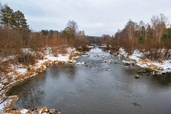 Nehirde akşam yemeği. Güzel kış manzarası. Kışın bir nehrin manzarası.