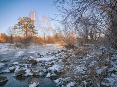 Nehirde akşam yemeği. Güzel kış manzarası. Kışın bir nehrin manzarası.