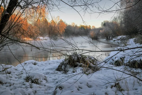 Nehirde akşam yemeği. Güzel kış manzarası. Kışın bir nehrin manzarası.