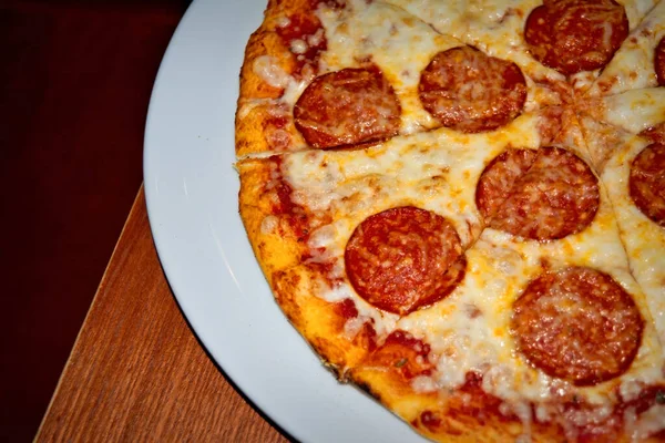 Pizza Pepperoni Klobásou Bílém Talíři Dřevěném Stolku Pozadí Zblízka — Stock fotografie