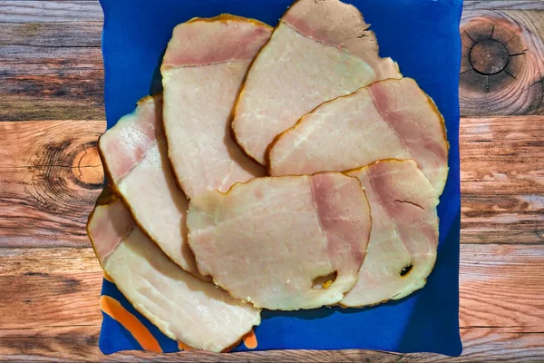 Potongan Ham Pada Piring Biru Persegi Atas Meja Kayu Latar — Stok Foto