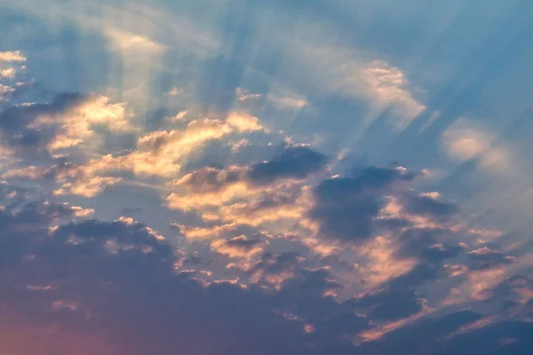 Θερινό Βραδινό Ουρανό Στα Γραφικά Σύννεφα Φωτισμένο Από Τις Ακτίνες — Φωτογραφία Αρχείου