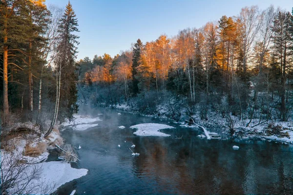 Καλησπέρα Στο Ποτάμι Όμορφο Χειμερινό Τοπίο Γραφική Θέα Ενός Ποταμού — Φωτογραφία Αρχείου