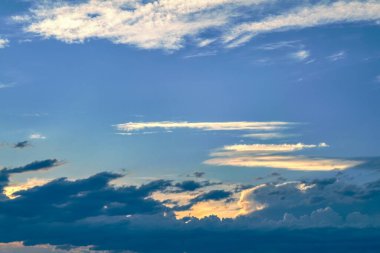 Yaz akşamları gökyüzü resimli bulutlarda, batan güneşin ışınlarıyla aydınlatılır..