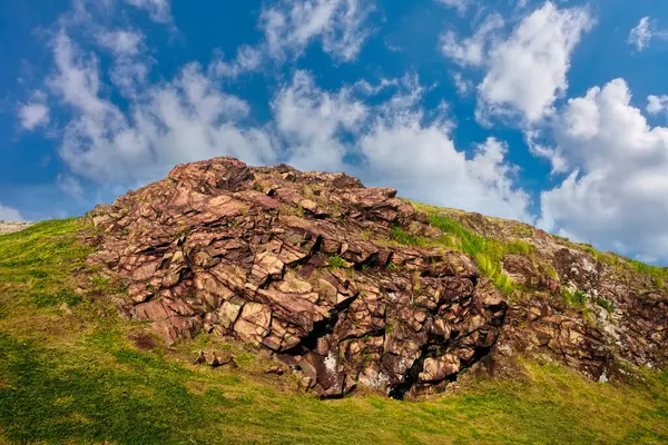 青い空と積乱雲に対して美しい草と夏の風景山の斜面. — ストック写真