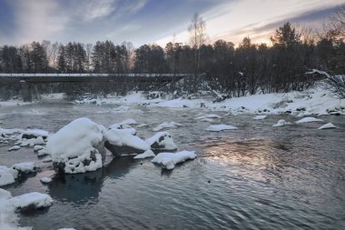 Nehirde akşam yemeği. Güzel kış manzarası. Kışın bir nehrin manzarası.