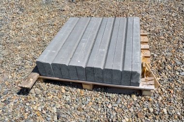 Kaldırım inşaatı için beton kaldırımlı palet. Beton kaldırımları kaldırımlar için engelliyor.
