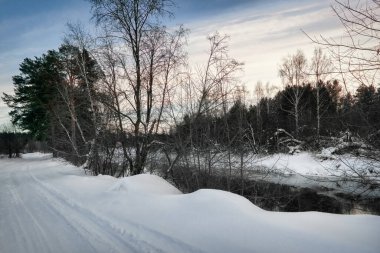 Nehirde akşam yemeği. Güzel kış manzarası. Kışın bir nehrin manzarası.