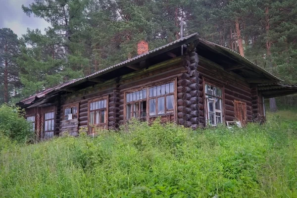 Lonely Old Abandoned Dilapidated Wooden Log House Overgrown Dense Grass — Stock Photo, Image