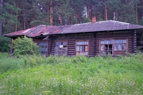 Einsames Altes Verlassenes Baufälliges Holzblockhaus Überwuchert Mit Dichtem Gras Und — Stockfoto