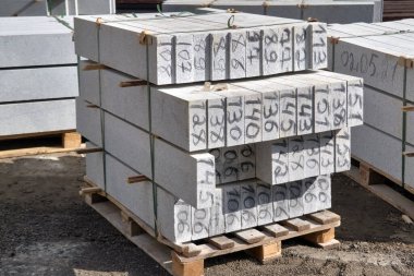 Ahşap paletler üzerindeki beton kaldırımlar sokak tamiri sırasında sokakta duruyor..