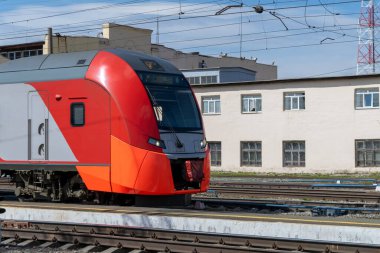 Platformda yüksek hızlı yolcu elektrikli tren var. Tren istasyonunda yüksek hızlı tren..