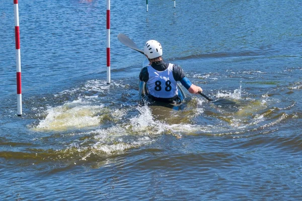 Een Jonge Atleet Een Kajak Passeert Slalombaan — Stockfoto