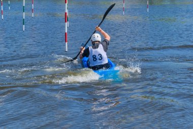 Genç bir sporcu slalom pistinden geçiyor..
