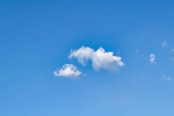 Samotny Biały Cumulus Chmura Błękitnym Letnim Niebie Kontekst Natury Zdjęcia Stockowe bez tantiem