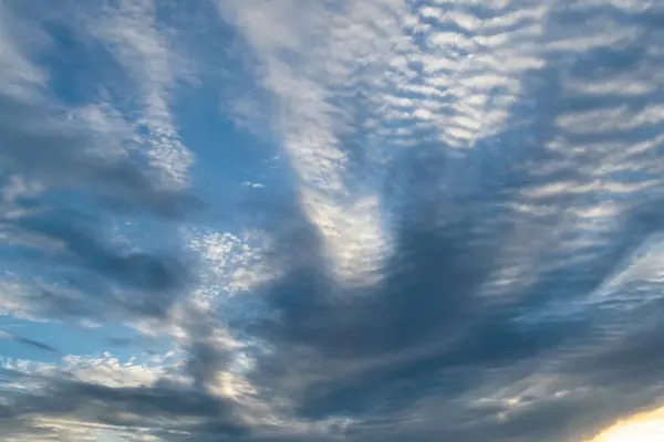 Wieczorne Niebo Malowniczych Chmurach Oświetlone Promieniami Zachodzącego Słońca — Zdjęcie stockowe
