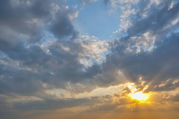 Evening Sky Picturesque Clouds Lit Rays Setting Sun — Stock Photo, Image