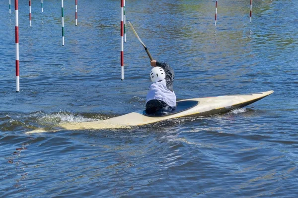 Een Jonge Atleet Een Kajak Passeert Slalombaan — Stockfoto