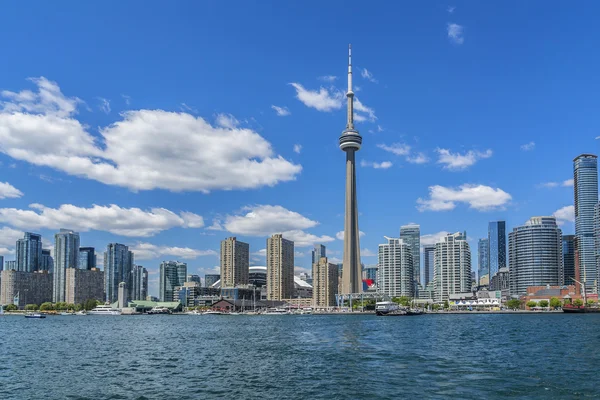 Torontos Skyline mit cn Turm über dem See — Stockfoto