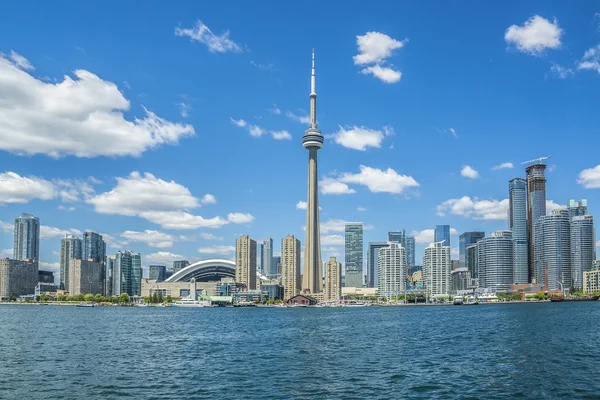 O horizonte de Toronto com a Torre CN sobre o lago — Fotografia de Stock