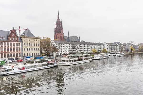 Nábřeží řeky Main, Frankfurt am Maine, Německo — Stock fotografie