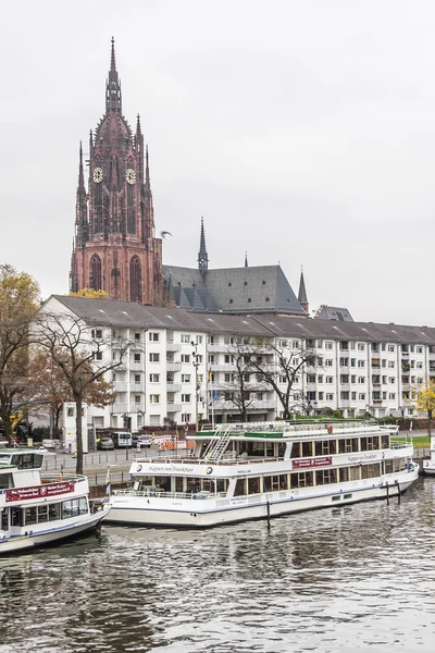 Embankment of river Main, Fráncfort del Meno, Alemania — Foto de Stock