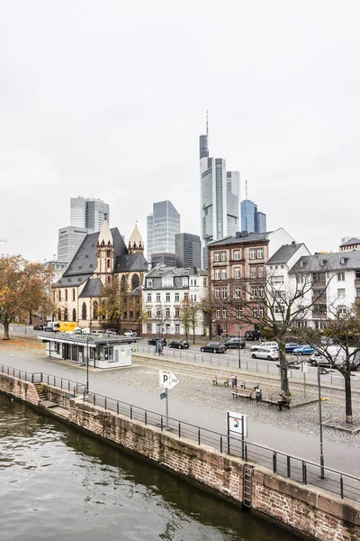 Embankment of river Main, Fráncfort del Meno, Alemania — Foto de Stock