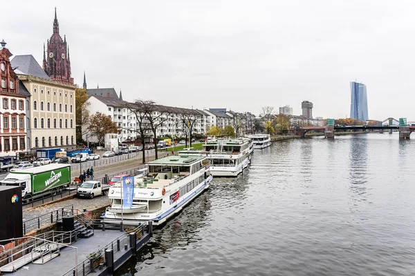 Nábřeží řeky Main, Frankfurt am Maine, Německo — Stock fotografie