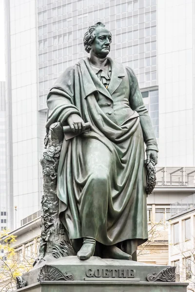 Standbeeld van Goethe in Frankfurt, Duitsland — Stockfoto