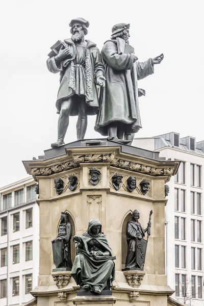 Johannes Gutenberg monumento elementos, Frankfurt am Main, Alemanha . — Fotografia de Stock