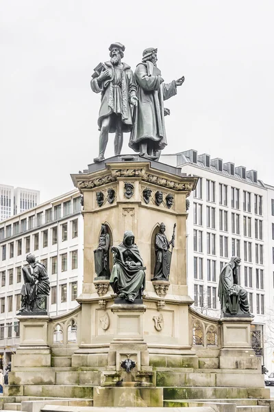 Johannes Gutenberg monumento elementos, Frankfurt am Main, Alemanha . — Fotografia de Stock