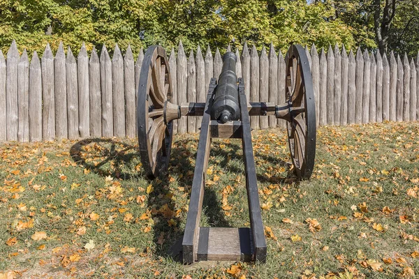 Arma antigua en la fortaleza de Baturin, Ucrania — Foto de Stock