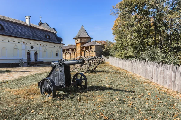 Oude kanonnen in Baturin Fort, Oekraïne — Stockfoto