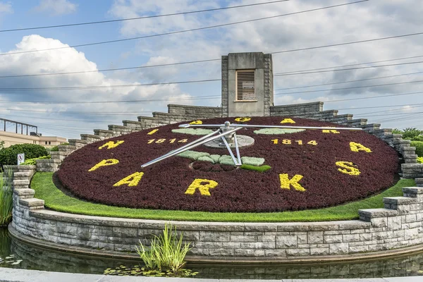 Flower clock in Niagara Parkway, Ontario, Canada. — Stock Photo, Image