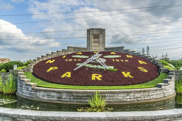 Flower clock in Niagara Parkway, Ontario, Canada. — Stock Photo, Image