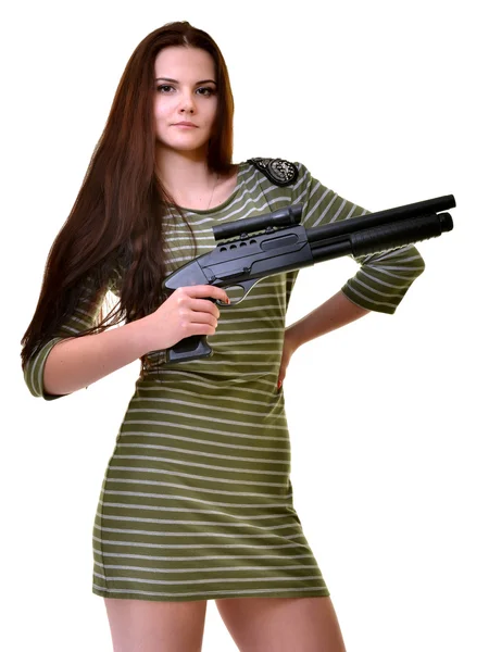 Vacker kvinna står med hagelgevär — Stockfoto