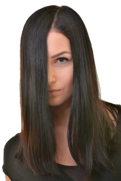 Потрайт красивой молодой женщины с темными волосами — стоковое фото
