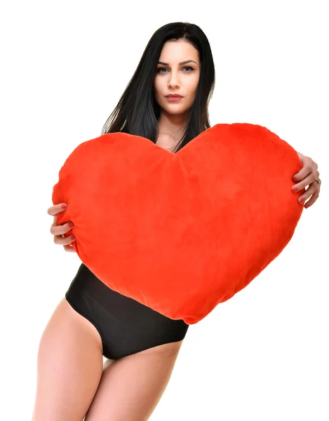 Büyük kırmızı kalp yastık ile güzel kadın — Stok fotoğraf