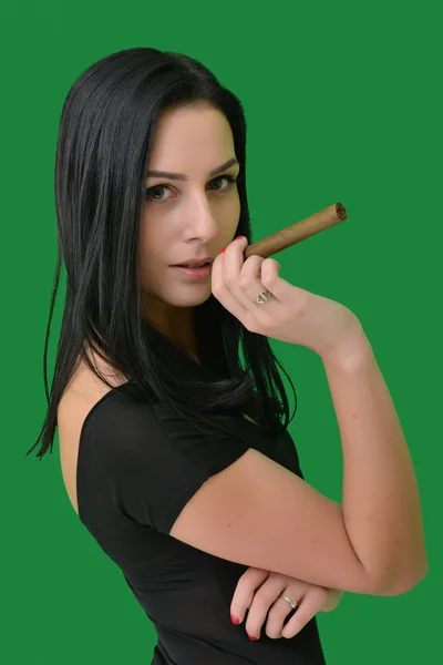 Σέξι γυναίκα που καπνίζει ένα κουβανέζικο πούρο — Φωτογραφία Αρχείου