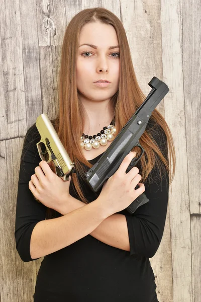 Belle femme avec pistolet — Photo