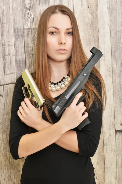 Vacker kvinna med pistol — Stockfoto