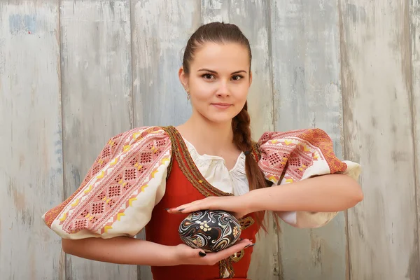 Chica eslovaca con huevo de Pascua — Foto de Stock