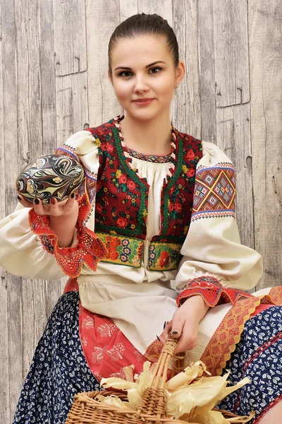 Menina eslovaca com ovo de Páscoa — Fotografia de Stock