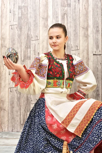 Slowakisches Mädchen mit Osterei — Stockfoto