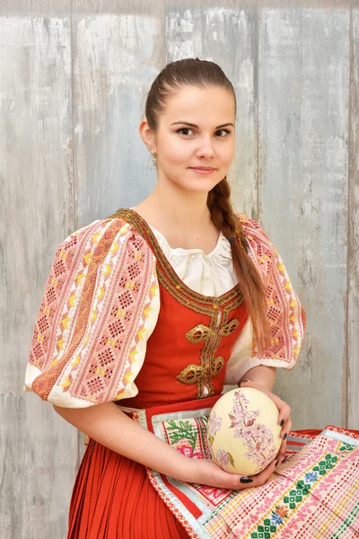 Chica eslovaca con huevo de Pascua — Foto de Stock