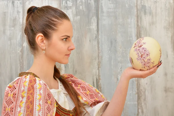 Chica eslovaca con huevo de Pascua — Foto de Stock