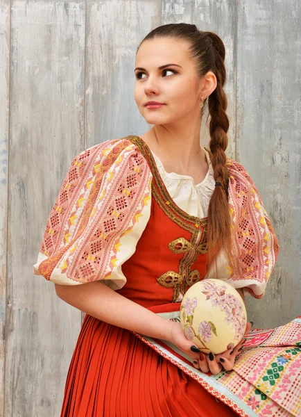 Menina eslovaca com ovo de Páscoa — Fotografia de Stock