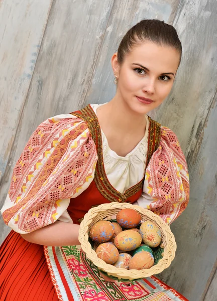 Словацкая девушка с пасхальными яйцами — стоковое фото