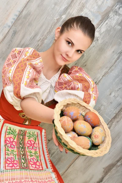 Menina eslovaca com ovos de Páscoa — Fotografia de Stock